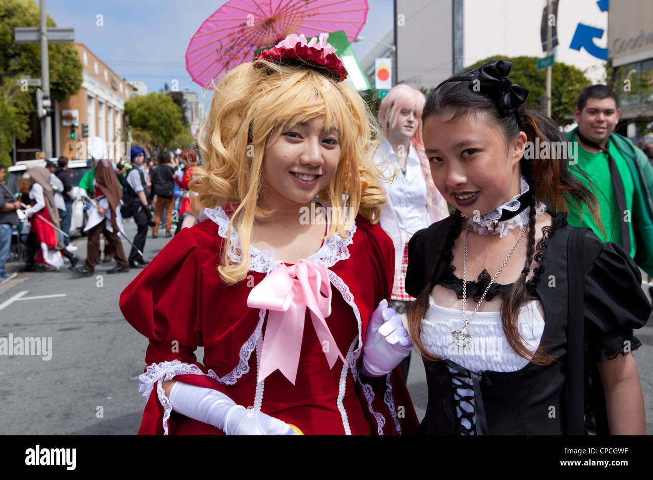 Junge asiatische Frauen gekleidet, wie Anime Figuren - San Francisco, Kalifornien, USA Stockfoto