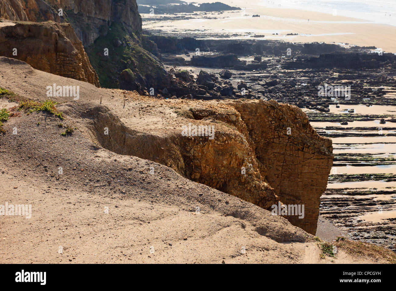 Karbon-Sandstein an der Steilküste entlang der kornischen Nordküste in Bude Cornwall England UK Großbritannien erodieren bröckelt Stockfoto