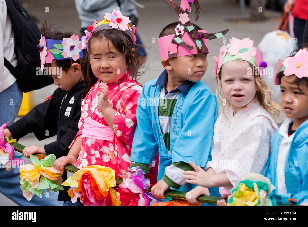 Kleine Kinder, die traditionelle japanische Kleidung während der Kirschblüte Festival - San Francisco, Kalifornien, USA Stockfoto