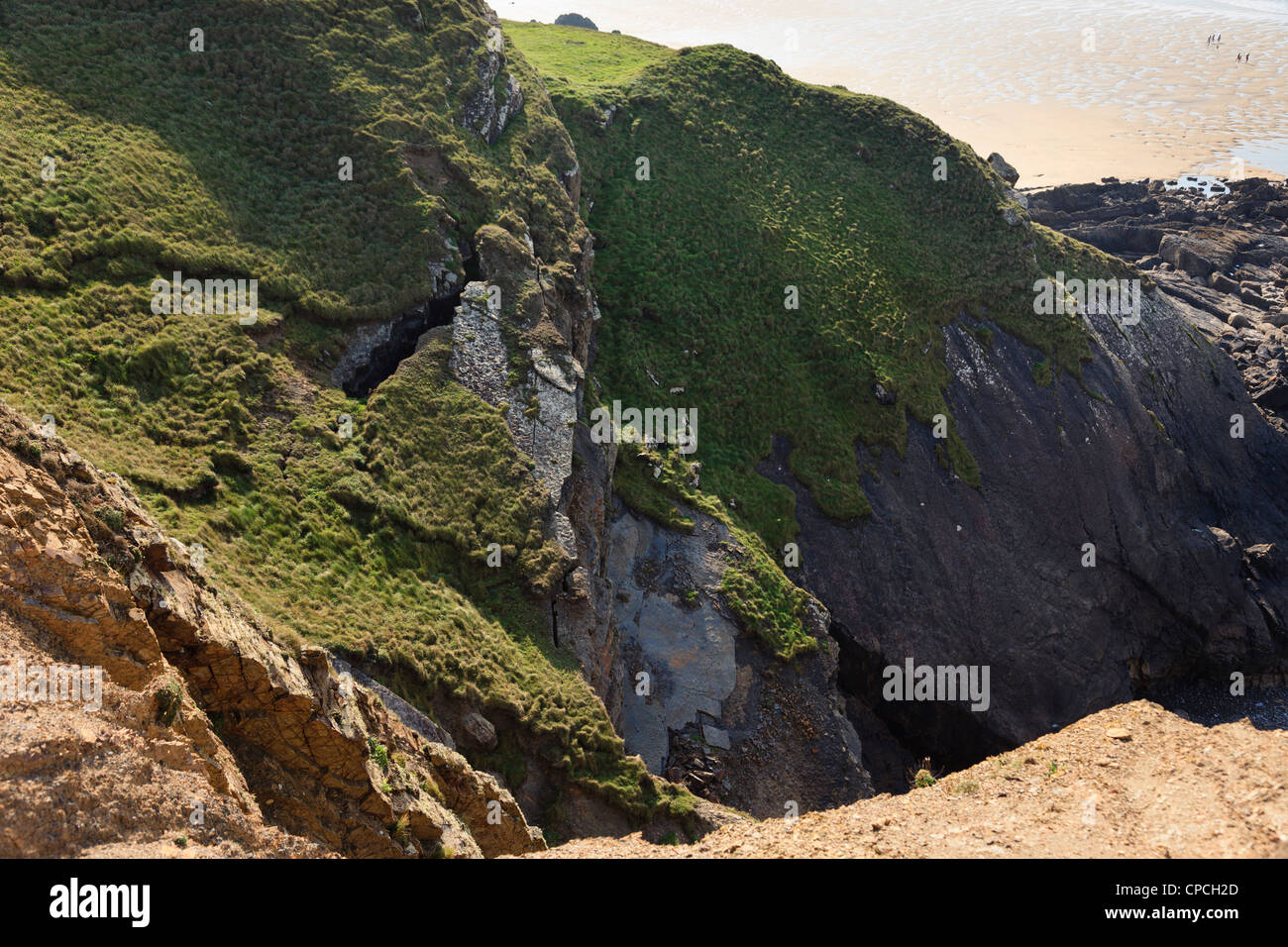 Felsen, knacken und brechen weg von den erodierenden Klippen oberhalb des Strandes bei Bude, Cornwall, England, UK, Großbritannien Stockfoto
