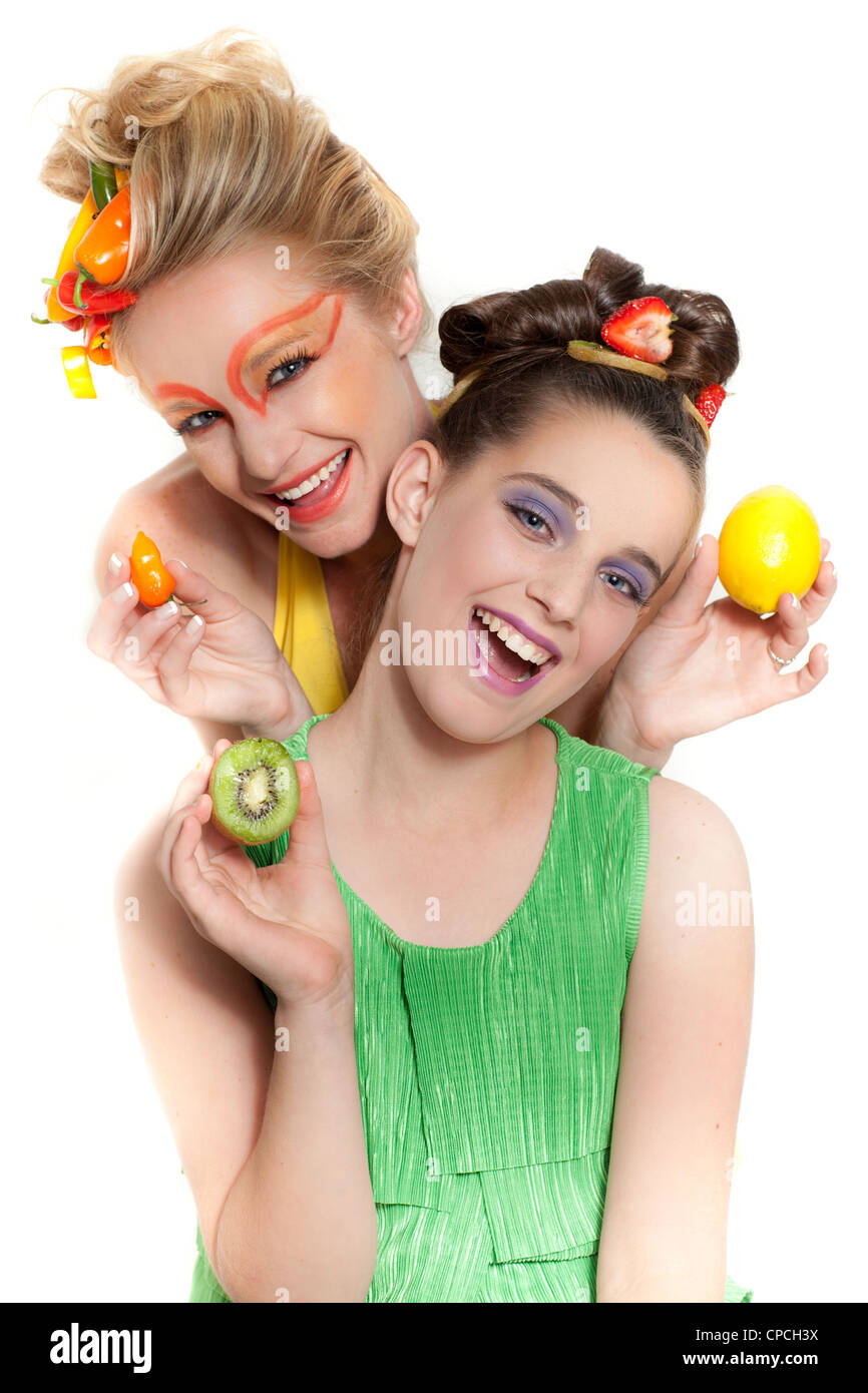 Schöne Frau und Kind mit einer Mischung aus frischem Gemüse und Obst und kreative make-up Stockfoto