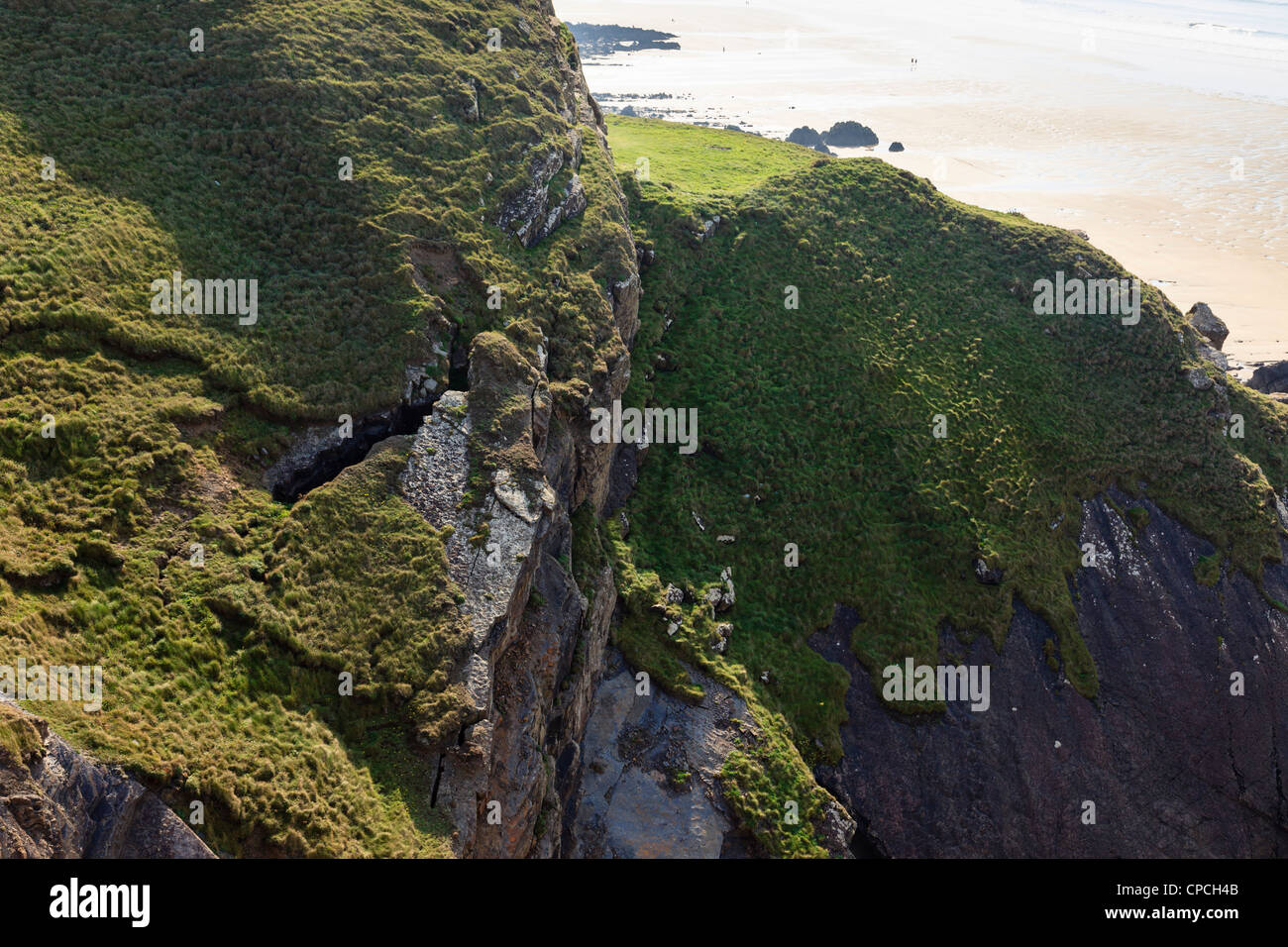 Felsen, knacken und brechen weg von den erodierenden Klippen oberhalb des Strandes bei Bude, Cornwall, England, UK, Großbritannien Stockfoto