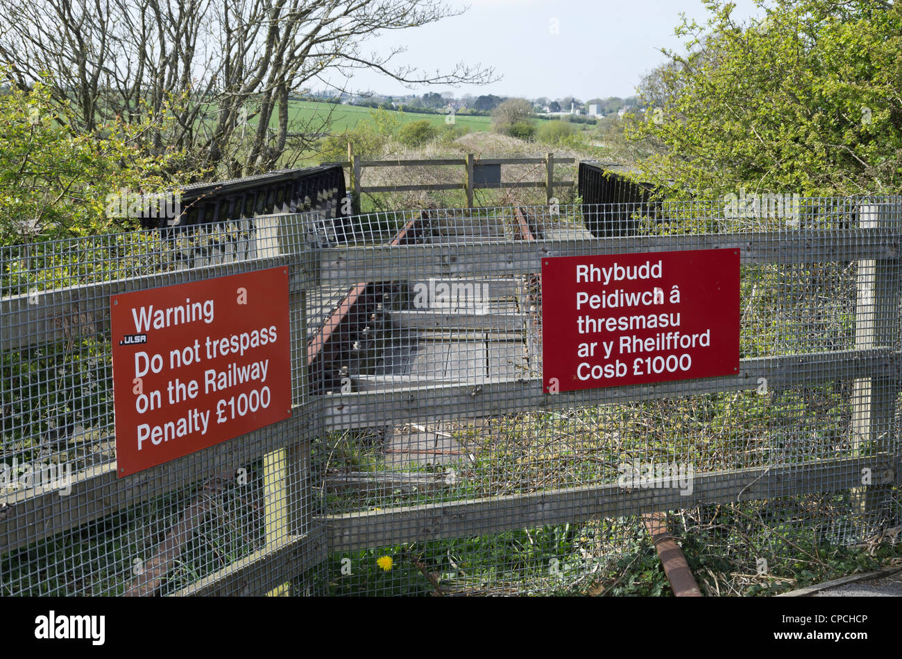 Anglesey Central Railway, die stillgelegten Strecke von Gaerwen nach Amlwch im Jahr 2012 neu eröffnet ist mit "nicht Hausfriedensbruch" Warnzeichen Stockfoto