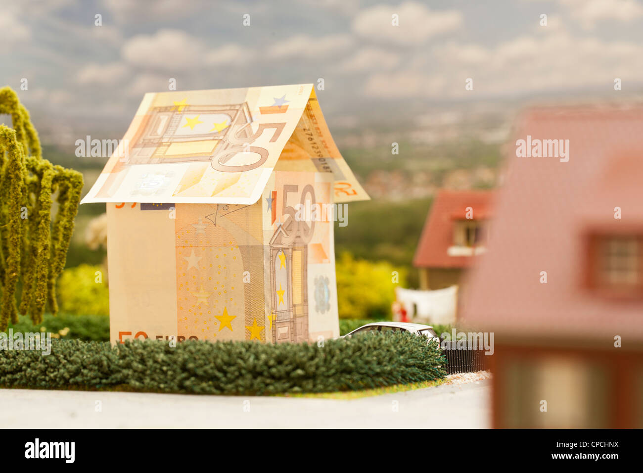 ein Euro-Rechnung-Haus in einer grünen Gegend Landschaft Stockfoto