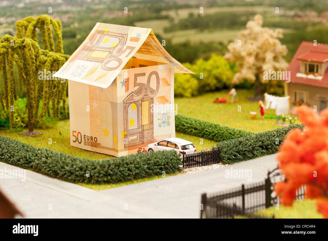 ein Euro-Rechnung-Haus in einer grünen Gegend Landschaft Stockfoto