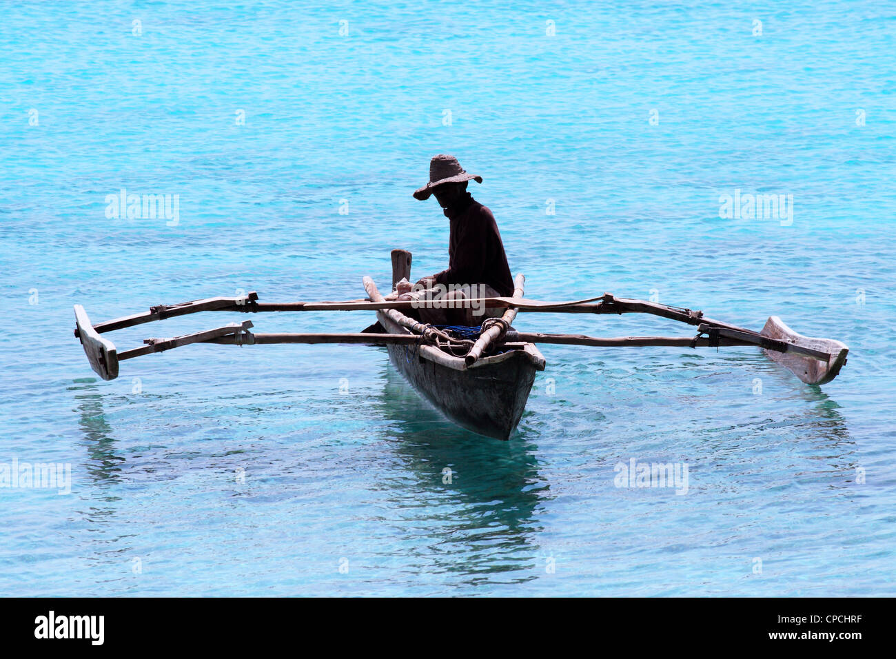 Ein Fischer in Sansibar an einem ruhigen sonnigen Tag Stockfoto