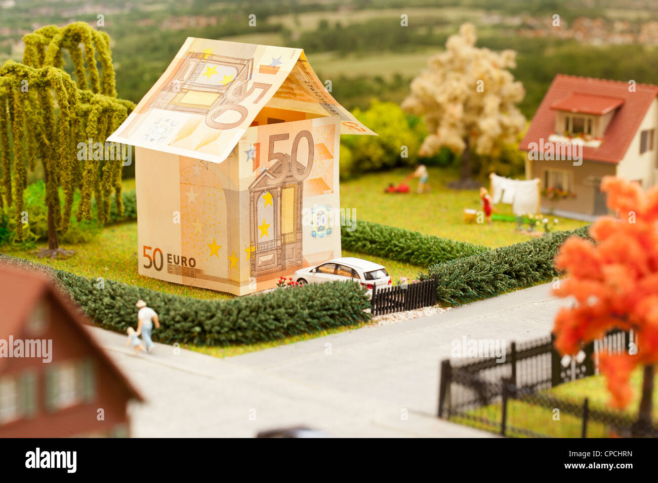 ein Euro-Rechnung-Haus in einer grünen Gegend Landschaft Stockfoto
