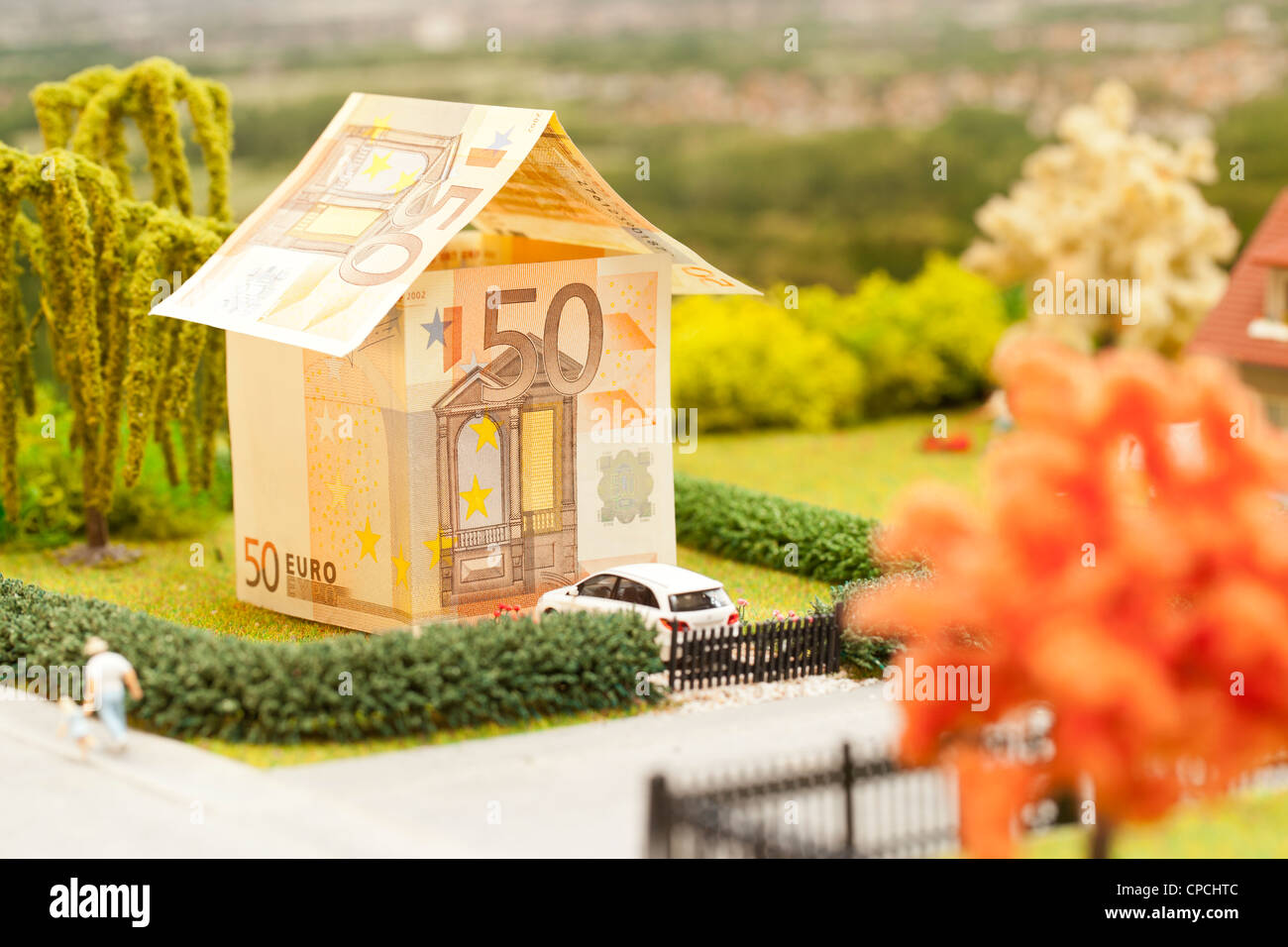 ein Euro-Rechnung-Haus in einer grünen Umgebung Landschaft Stockfoto