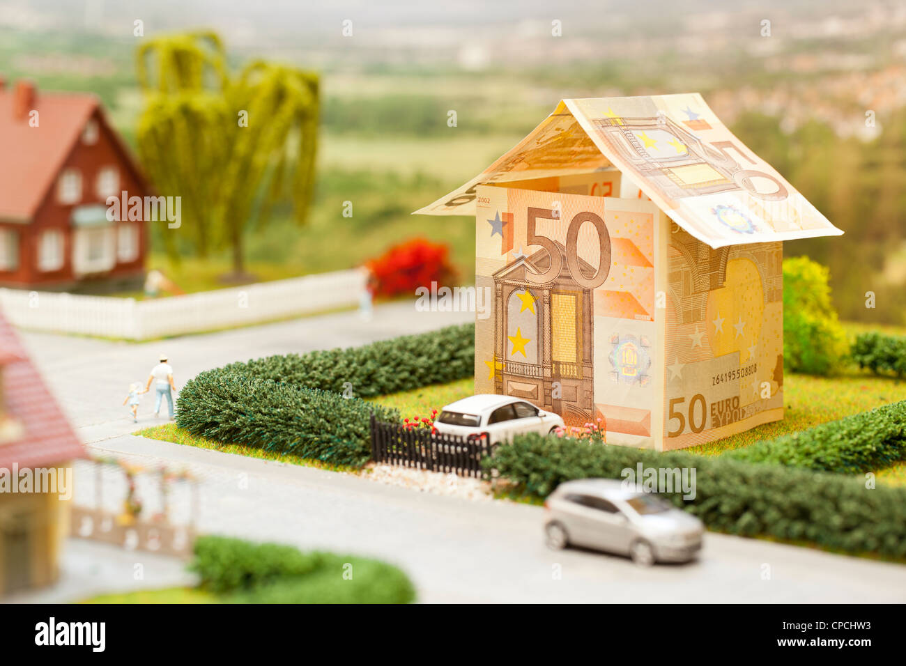 ein Euro-Rechnung-Haus in einer grünen Gegend Landschaft Stockfoto