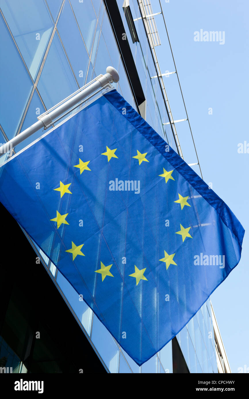 eine europäische Flagge an einem Gebäude in Brüssel, Platz für Text oben hängen Stockfoto
