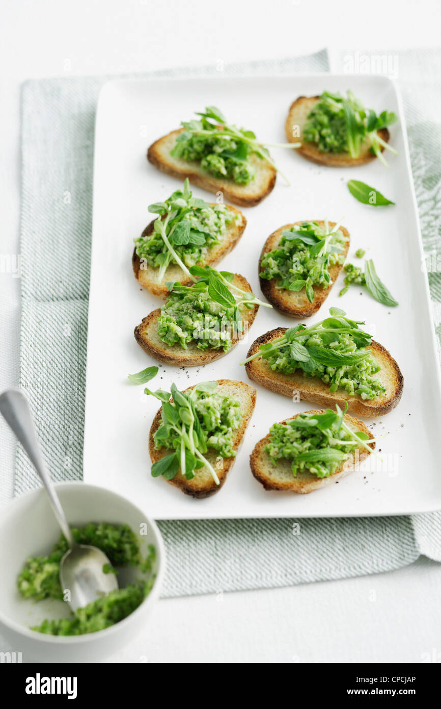 Teller mit Toast mit Erbsen und Lauch Stockfoto