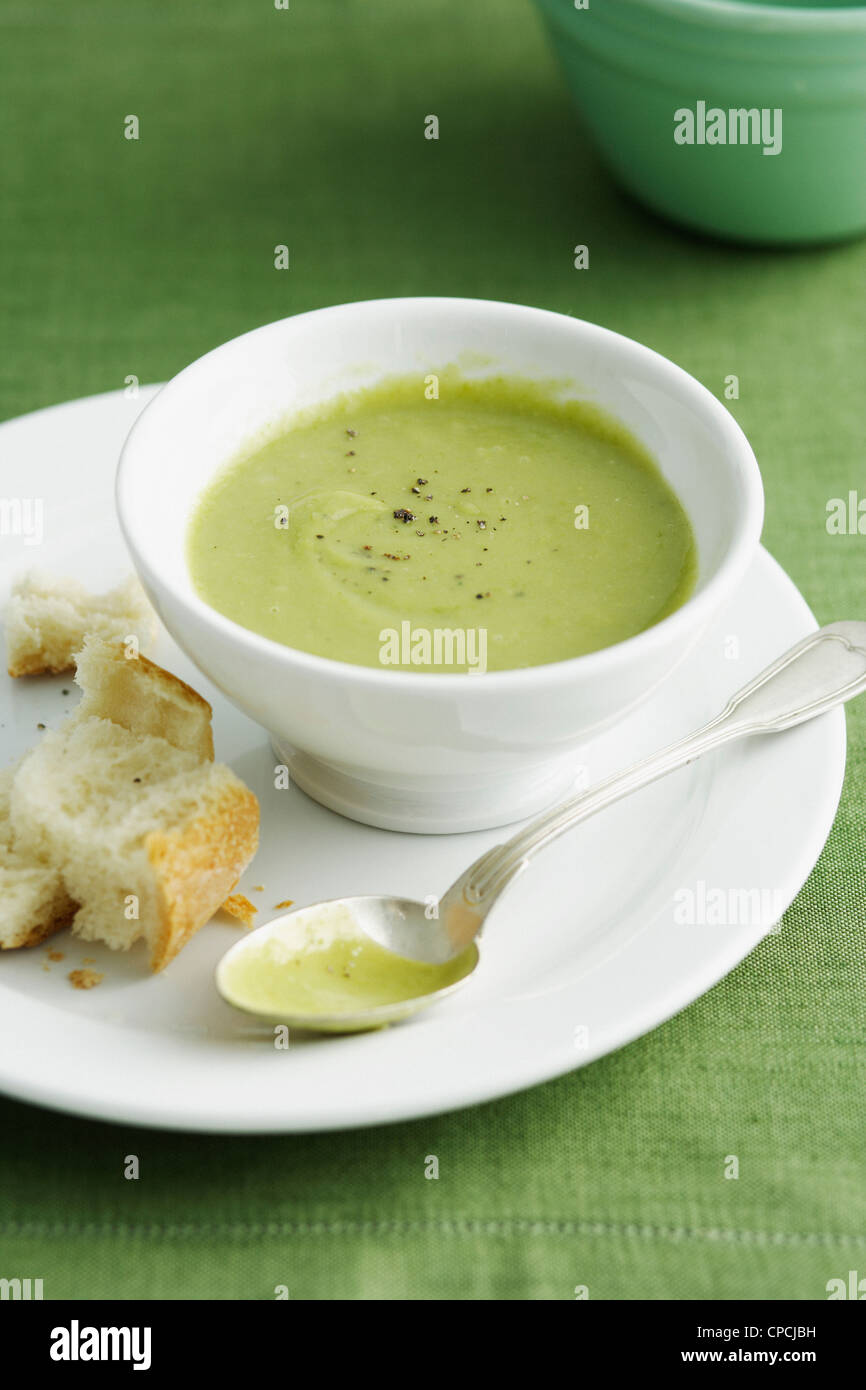 Schüssel Erbsensuppe mit Brot Stockfoto