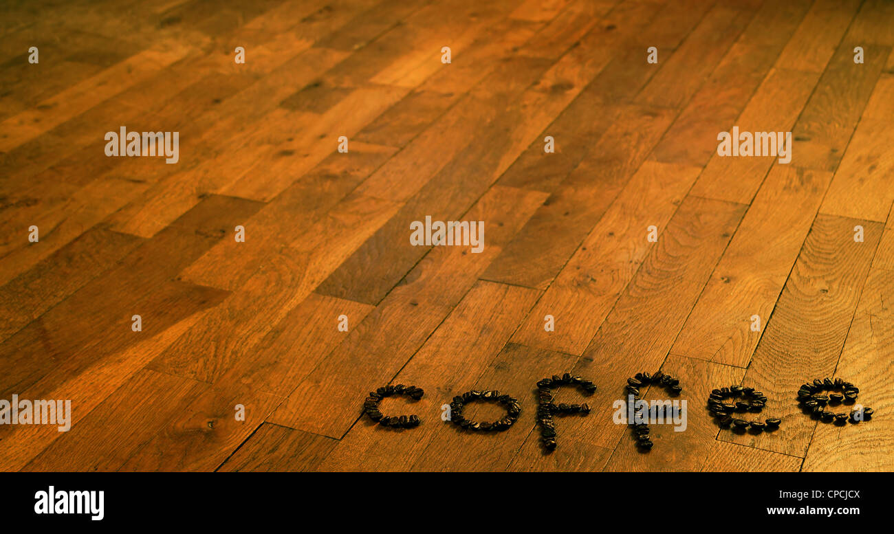 Kaffeebohnen auf Holzboden Stockfoto