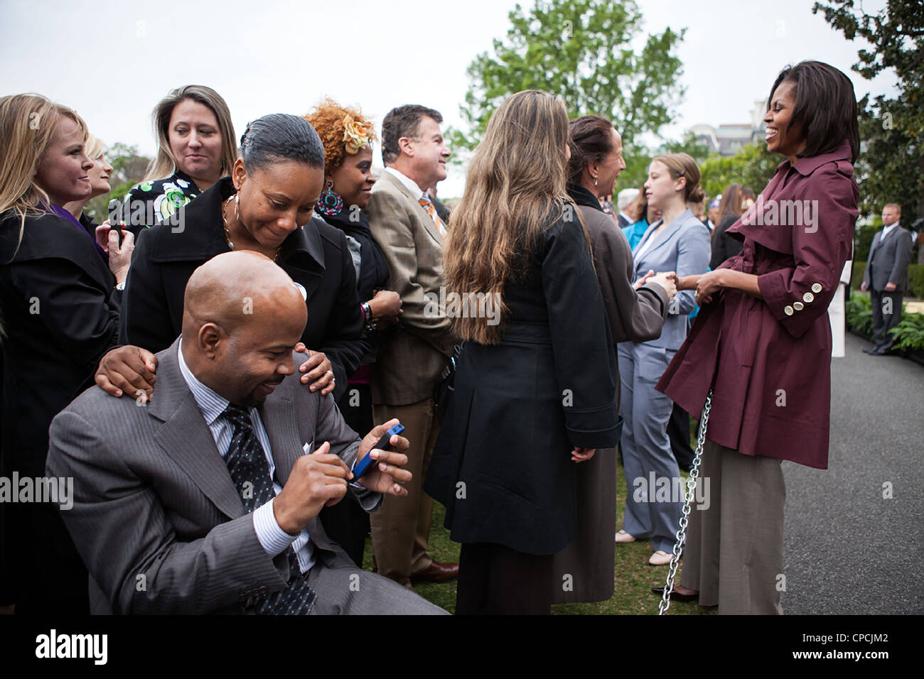 First Lady Michelle Obama empfängt die Gäste beim Beitritt Kräfte Community Challenge Event auf dem South Lawn des weißen Hauses 11. April 2012 in Washington, DC. Stockfoto