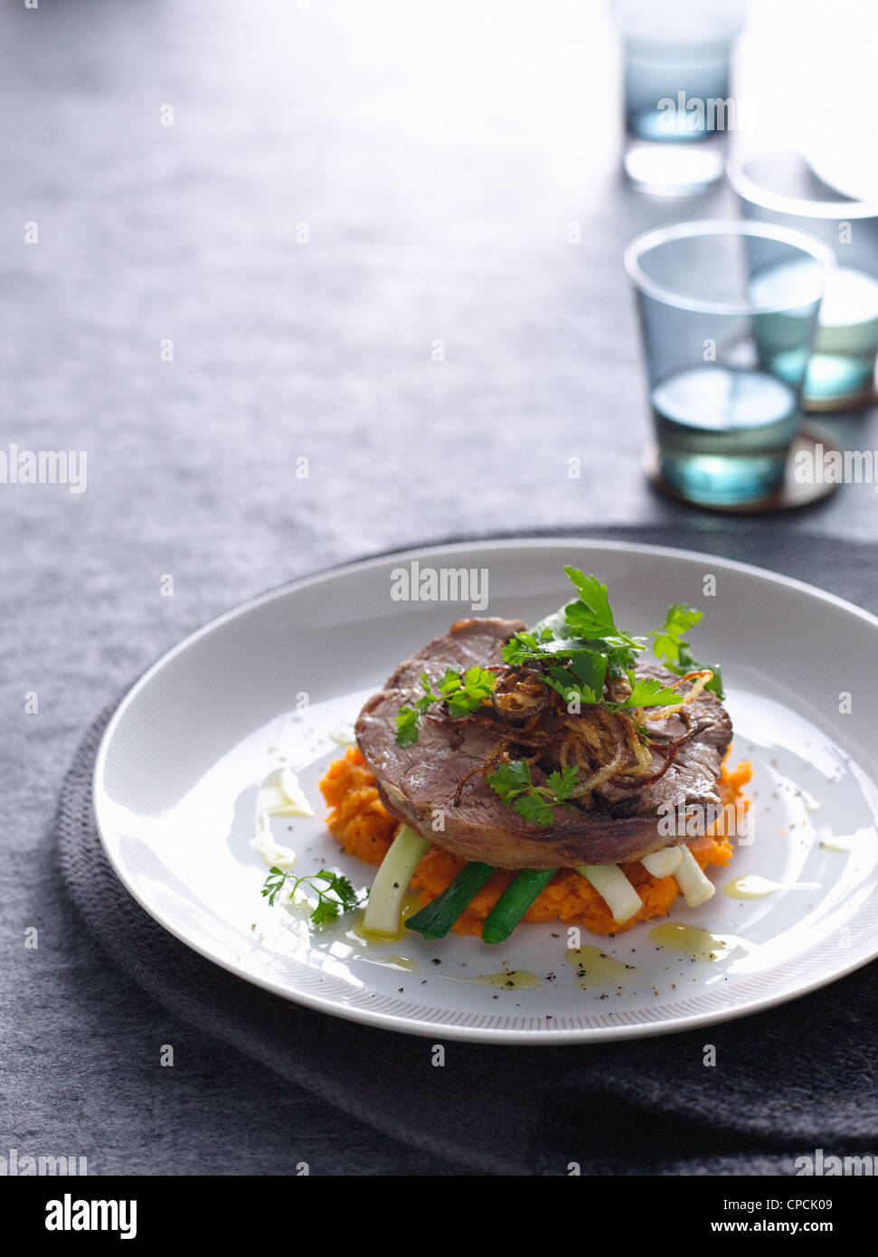 Teller mit Schweinefleisch mit Gemüse Stockfoto