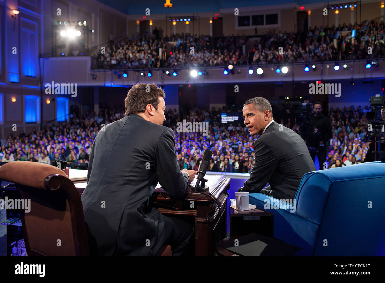 Präsident Barack Obama spricht mit Jimmy Fallon während einer Aufzeichnung der Late Night mit Jimmy Fallon in der Memorial Hall auf dem Campus der University of North Carolina Chapel Hill 24. April 2012. in Chapel Hill, NC. Stockfoto