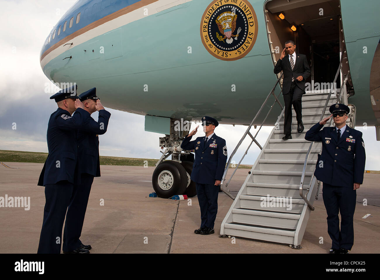 Präsident Barack Obama steigt bei seiner Ankunft 24. April 2012 auf Buckley Air Force Base in Aurora, Colorado Air Force One. Stockfoto