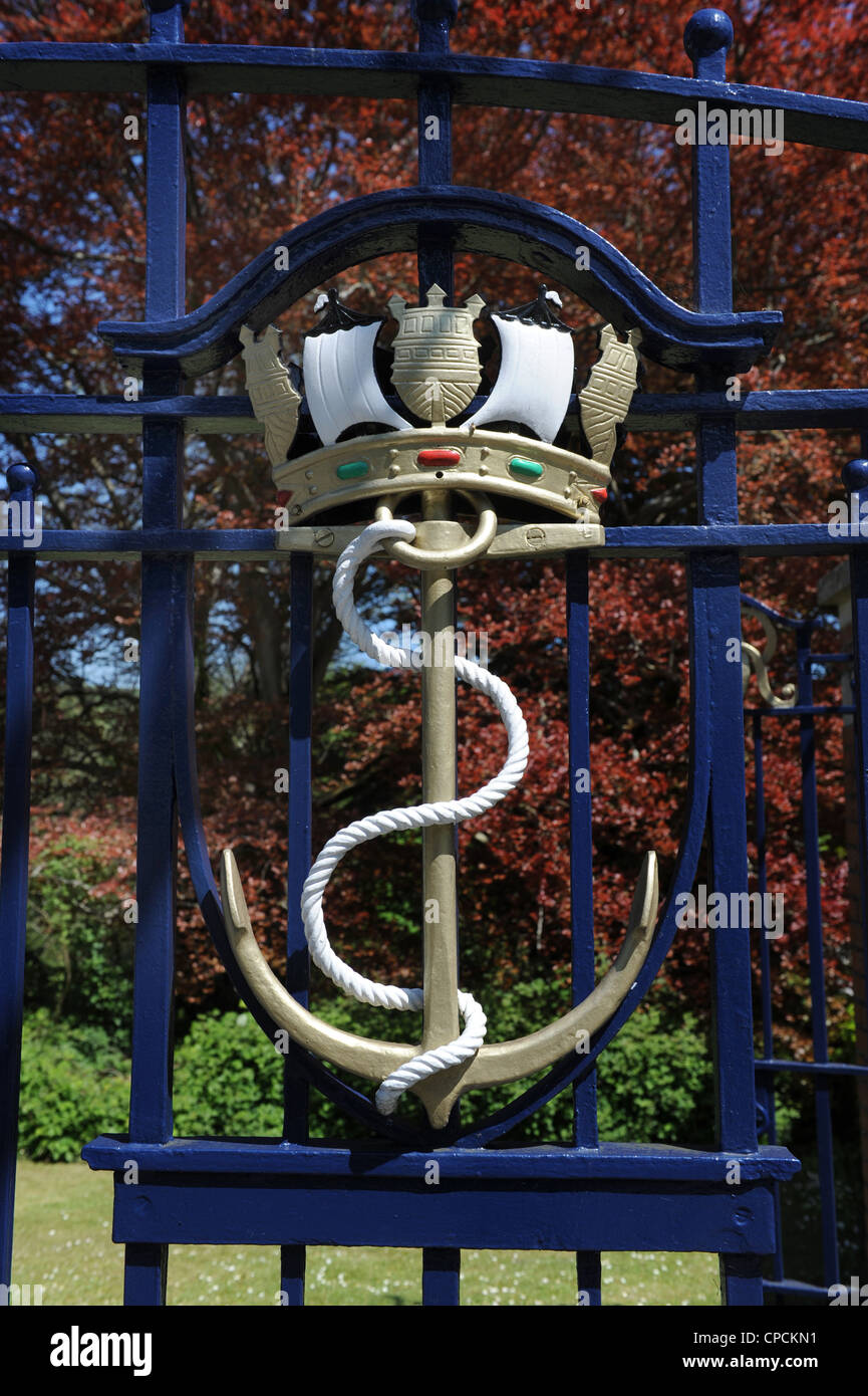 Royal Navy Symbol vor den Toren von Britannia Royal Naval College in Dartmouth UK Stockfoto