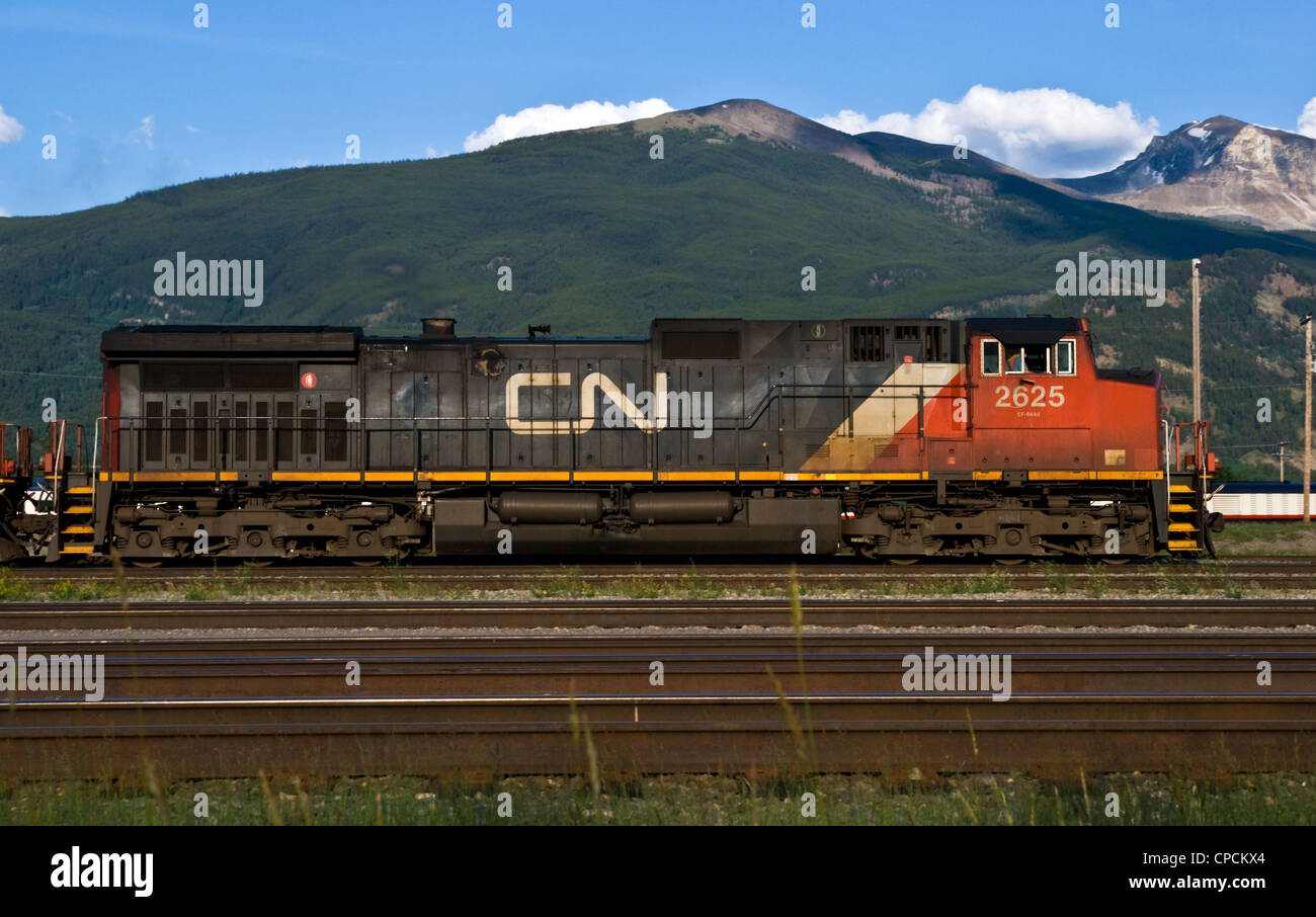 Eine kanadische nationale C44 - 9W Lokomotive wartet auf Abfahrt Jasper Station in ALberta, Kanada Stockfoto