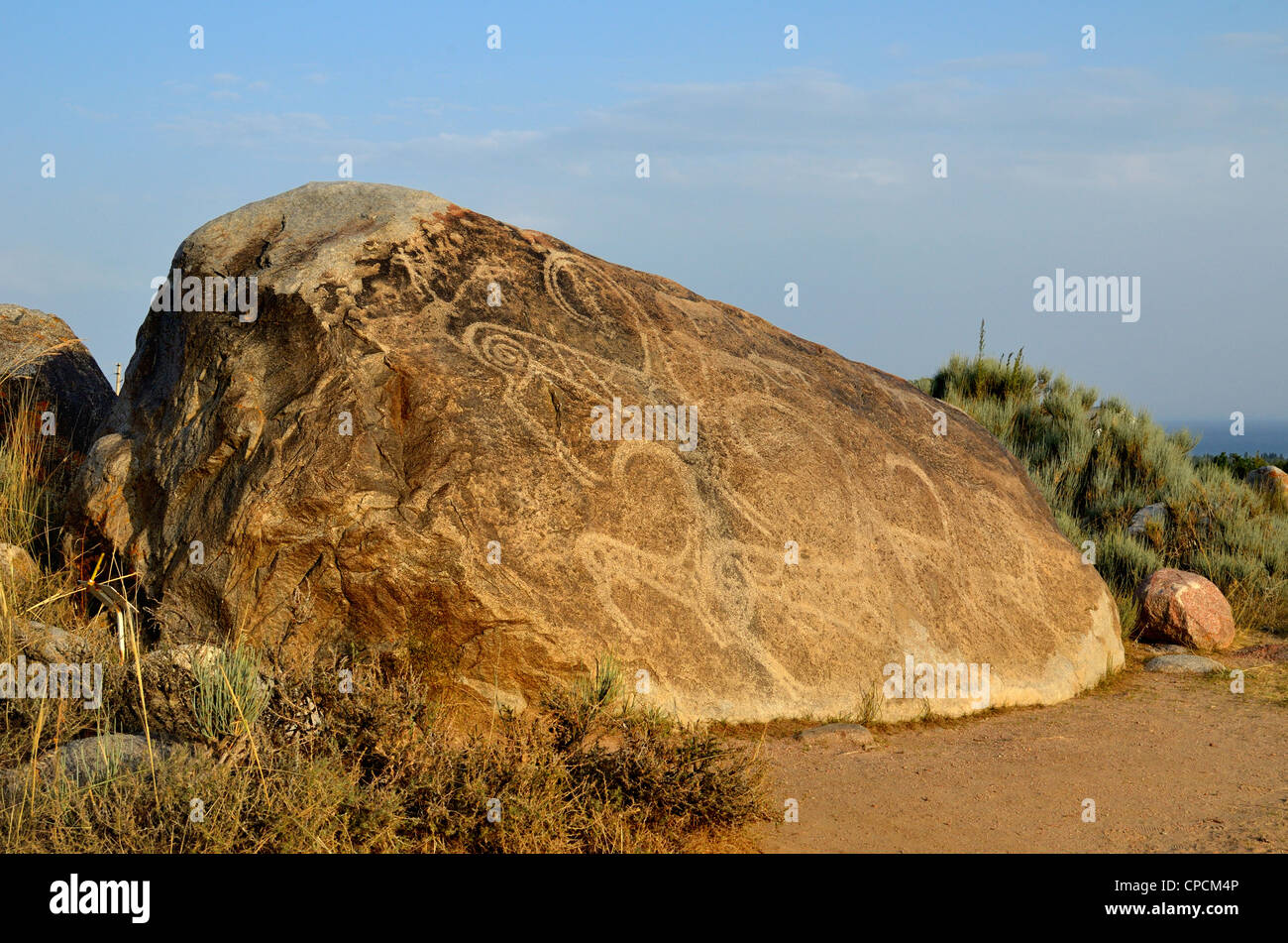 Felsen mit Petroglyphen in Steinzeit in Kirgisistan. Stockfoto