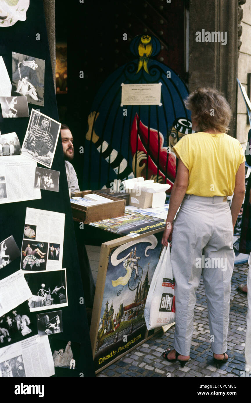 Suvenir Shop.  Prag - Tschechische Hauptstadt im letzten Jahrzehnt des kommunistischen Regimes. Foto im Jahr 1988. Jahr. Stockfoto