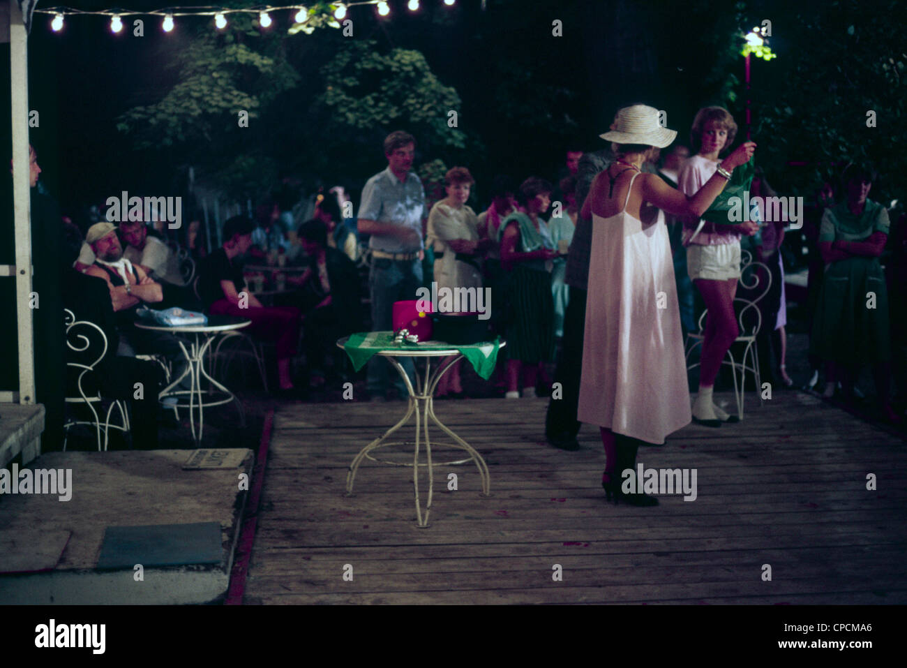 Unterhaltung-Kabarett-show auf Strelecki Insel im Fluss Vltava. Prag - Tschechische Hauptstadt im letzten Jahrzehnt des kommunistischen Regimes. Foto im Jahr 1988. Jahr. Stockfoto