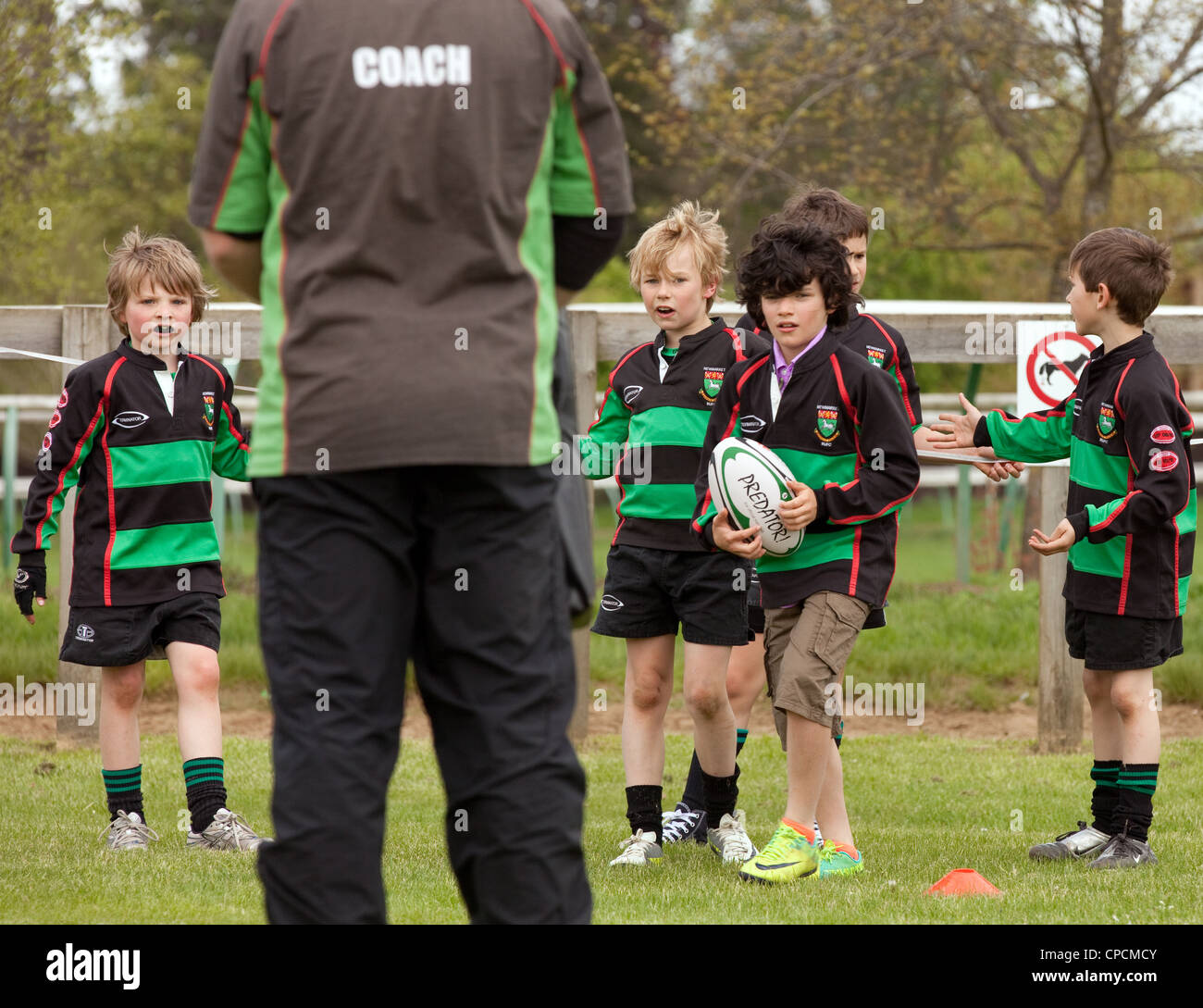 Rugby-Trainer coaching Kinder - Newmarket Juniors Club, Suffolk UK Stockfoto