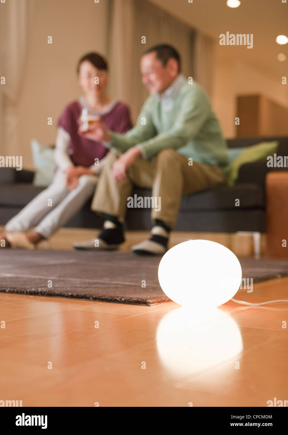 Lampe in einem Wohnzimmer Stockfoto