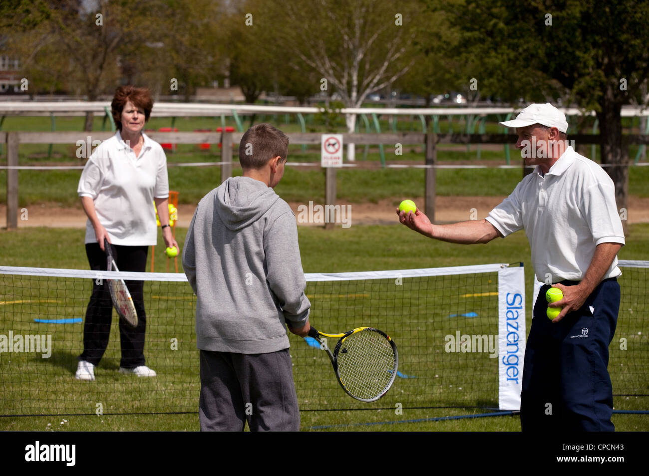 Kleiner Junge mit Tennisunterricht, Newmarket Suffolk UK Stockfoto