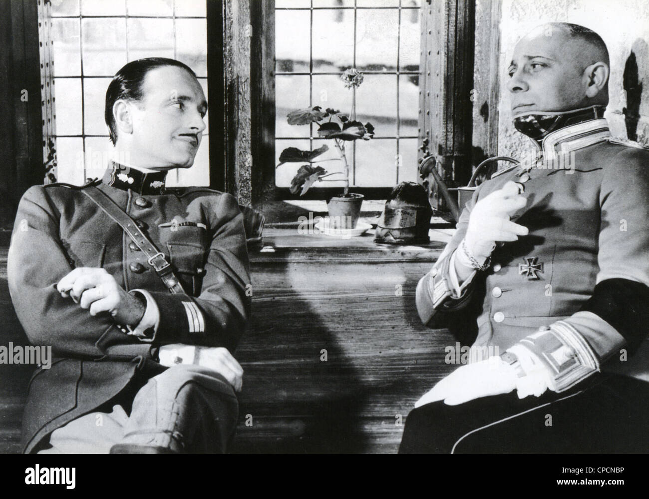 GRAND ILLUSION 1937 Weltbild Film mit Pierre Fresnay auf der linken Seite und Erich von Stroheim Stockfoto
