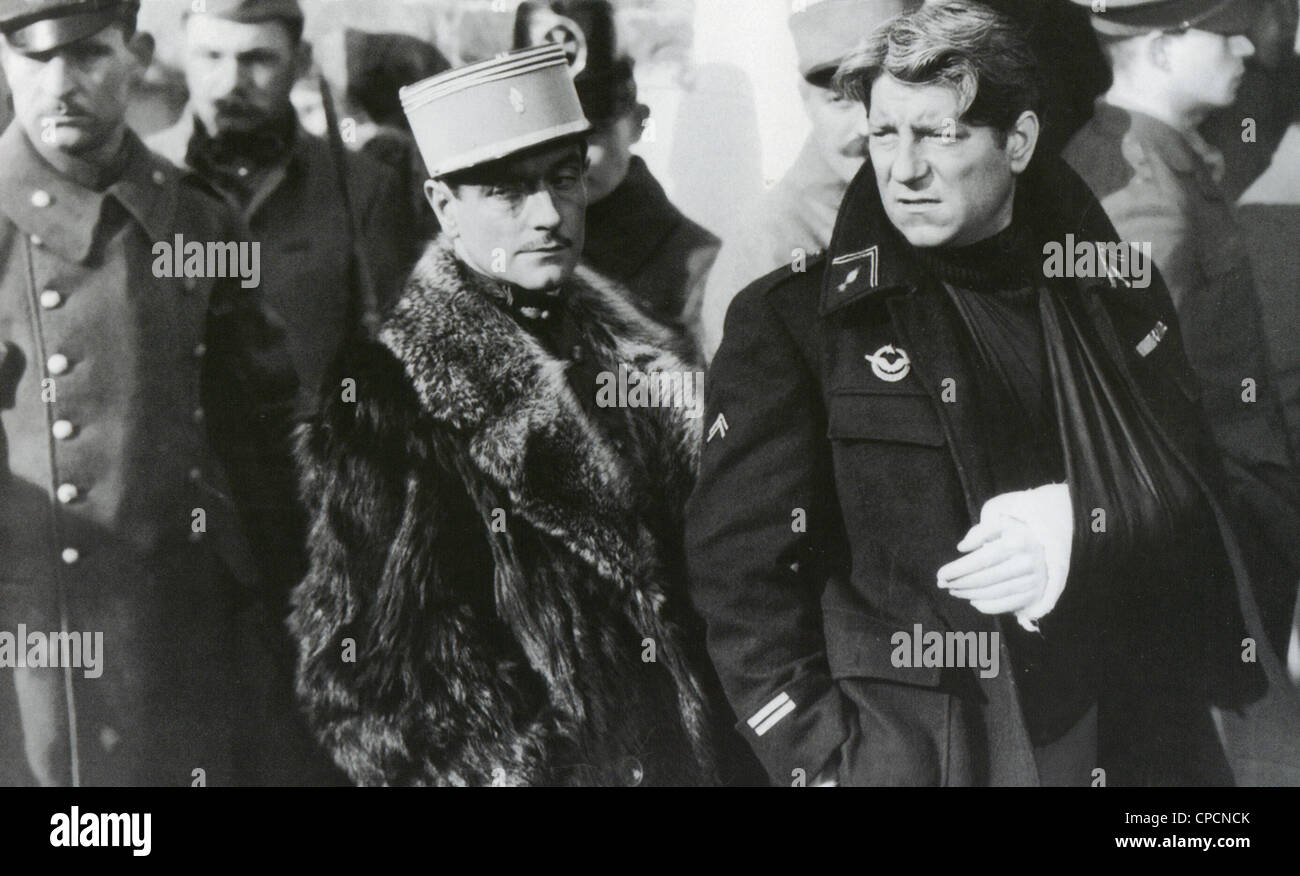 GRAND ILLUSION 1937 Weltbild Film mit Jean Gabin (Leutnant Marechal) l rechts neben Pierre Fresnay (Kapitän Boeldieu) Stockfoto