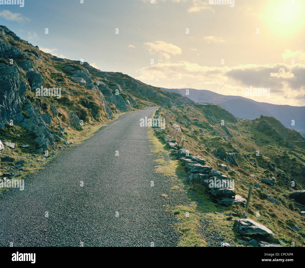 Gepflasterte Landstraße am Berghang Stockfoto