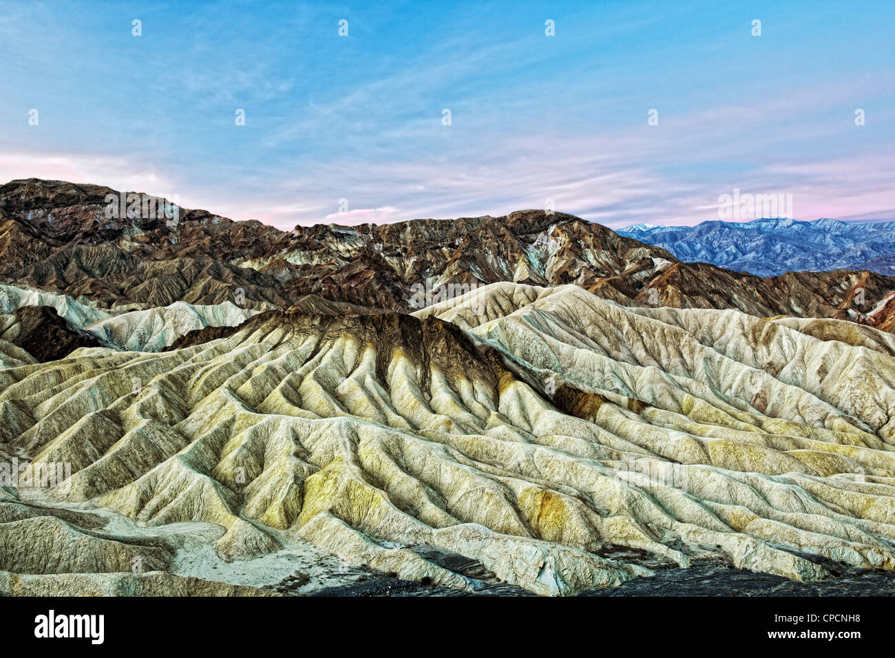 Sonnenaufgang über der Panamint Range und Golden Valley Badlands von Zabriskie Point im kalifornischen Death Valley Nationalpark. Stockfoto