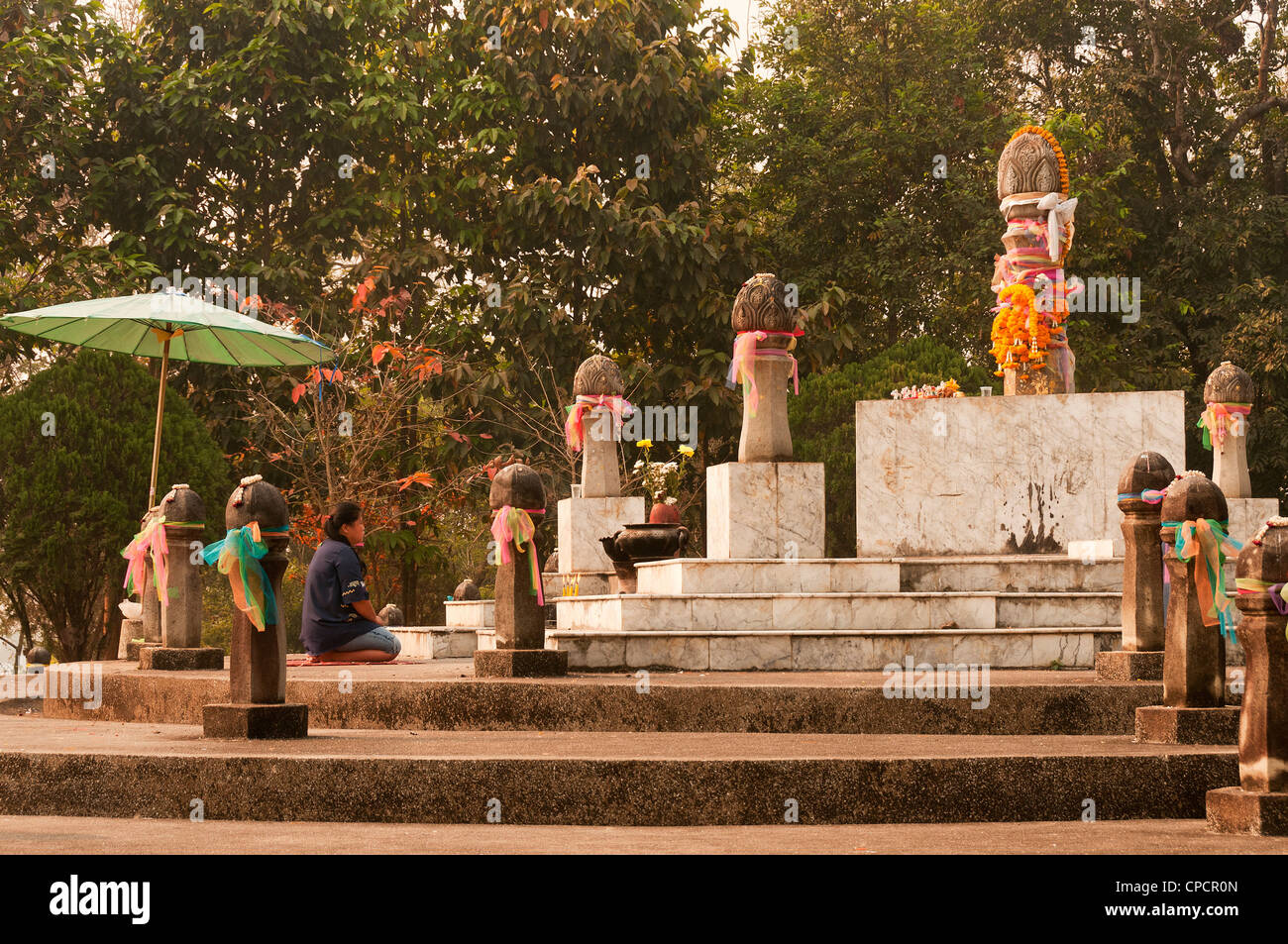 Elk208-5090 Thailand, Chiang Rai, Wat Doi Chom Thong, Stadtpfosten mit Anhänger Stockfoto