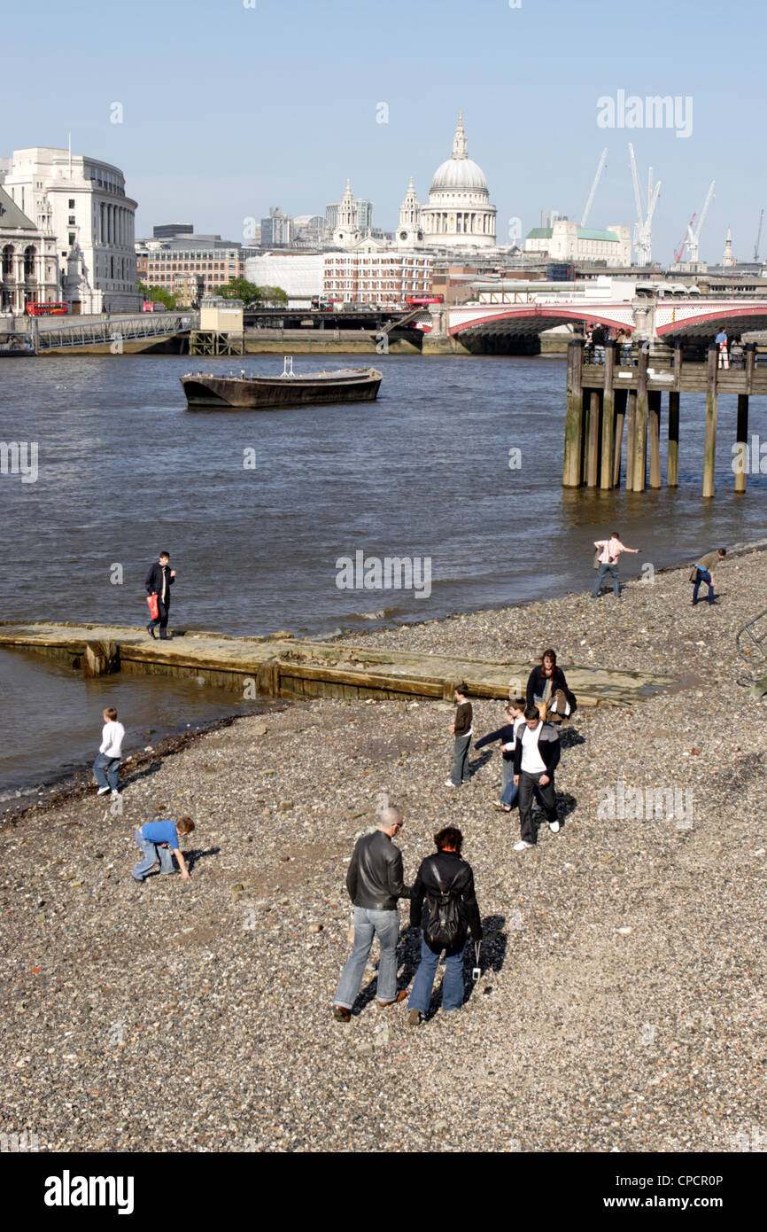 Themse-Strand in der Nähe von Gabriels Wharf, Southbank, London, England, UK. Stockfoto