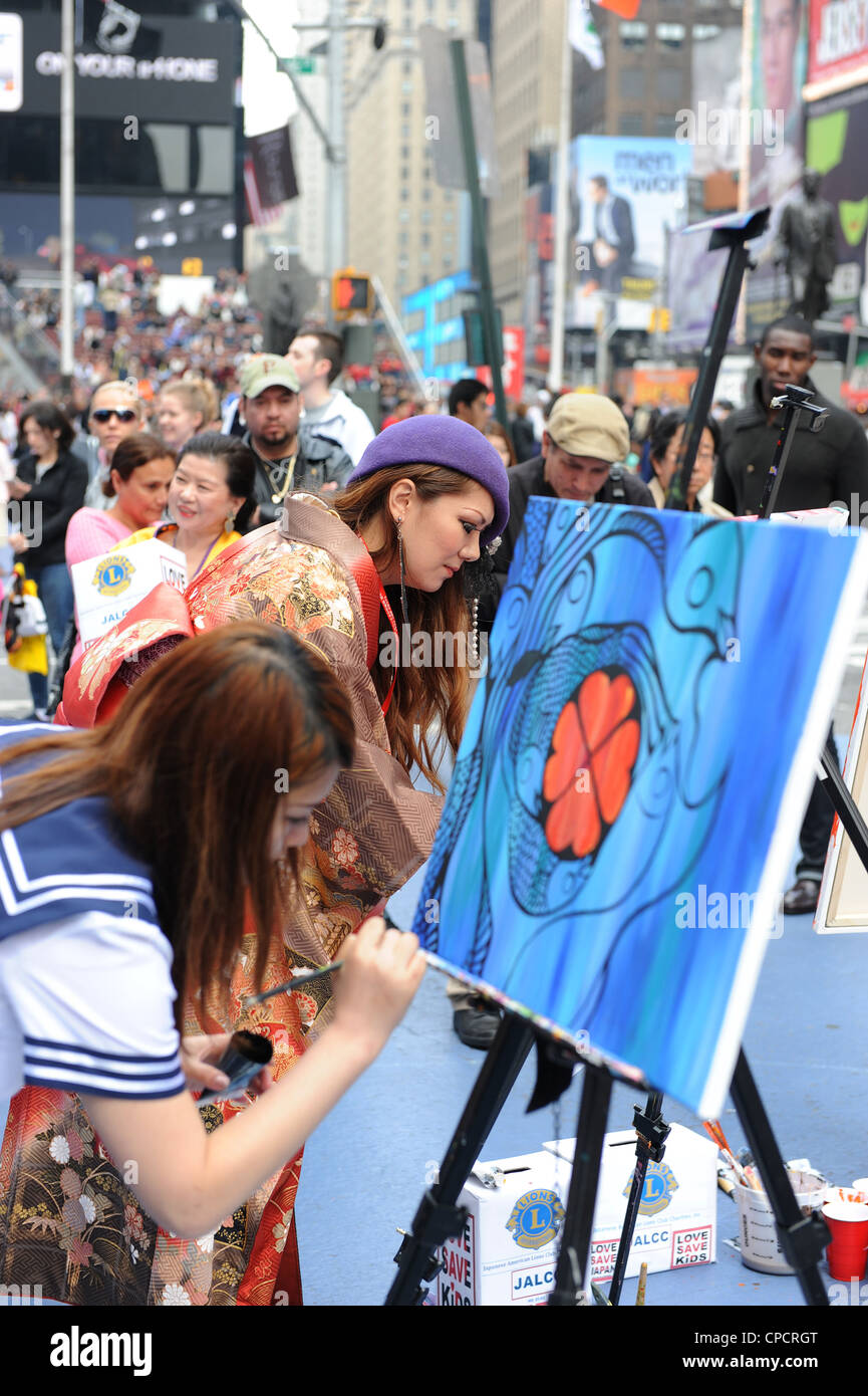 Künstler malen auf dem Times Square Geldbeschaffung für japanische amerikanische Lions Club Wohltätigkeitsorganisationen Stockfoto