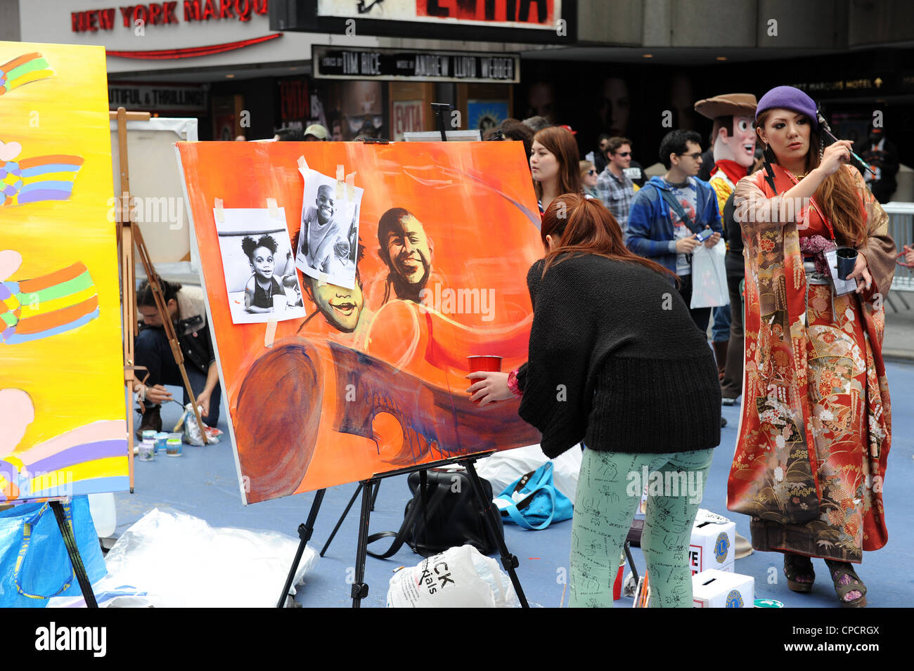 Künstler malen auf dem Times Square Geldbeschaffung für japanische amerikanische Lions Club Wohltätigkeitsorganisationen Stockfoto