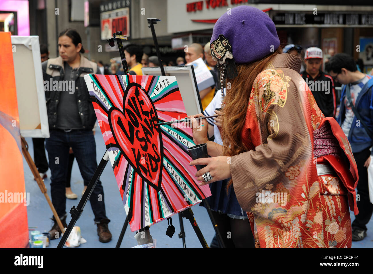 Künstler malen auf dem Times Square Geldbeschaffung für japanische amerikanische Lions Club Wohltätigkeitsorganisationen Stockfoto