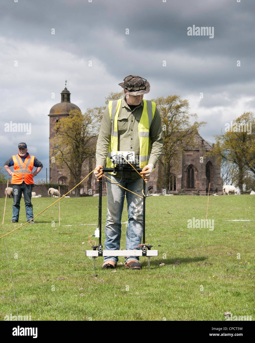 Ein Archäologe in der Nähe von ladykirk mit Blick auf der schottischen Grenze in England die Durchführung einer seichten Geophysik Übersicht Stockfoto