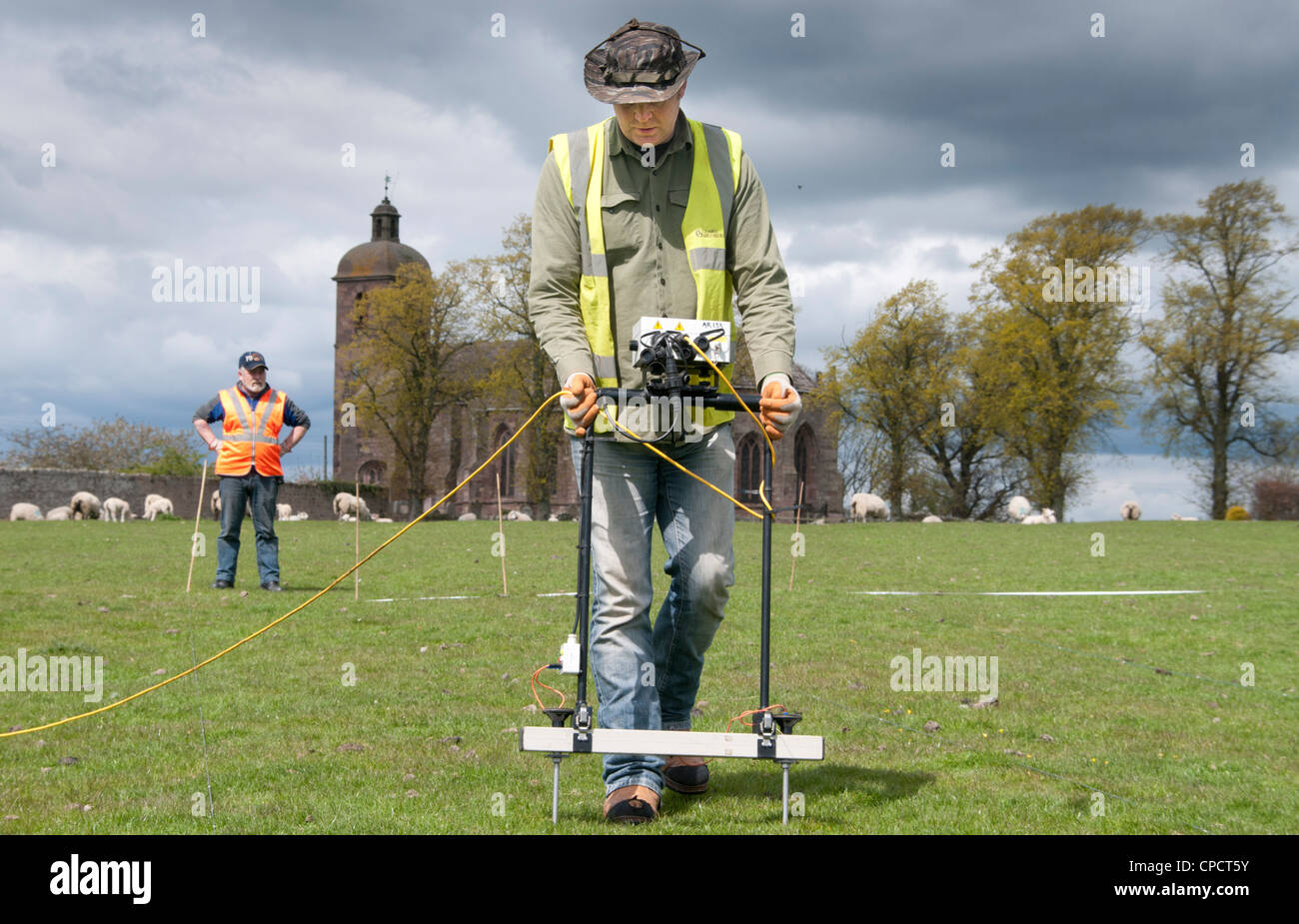 Ein Archäologe in der Nähe von ladykirk mit Blick auf der schottischen Grenze in England die Durchführung einer seichten Geophysik Übersicht Stockfoto