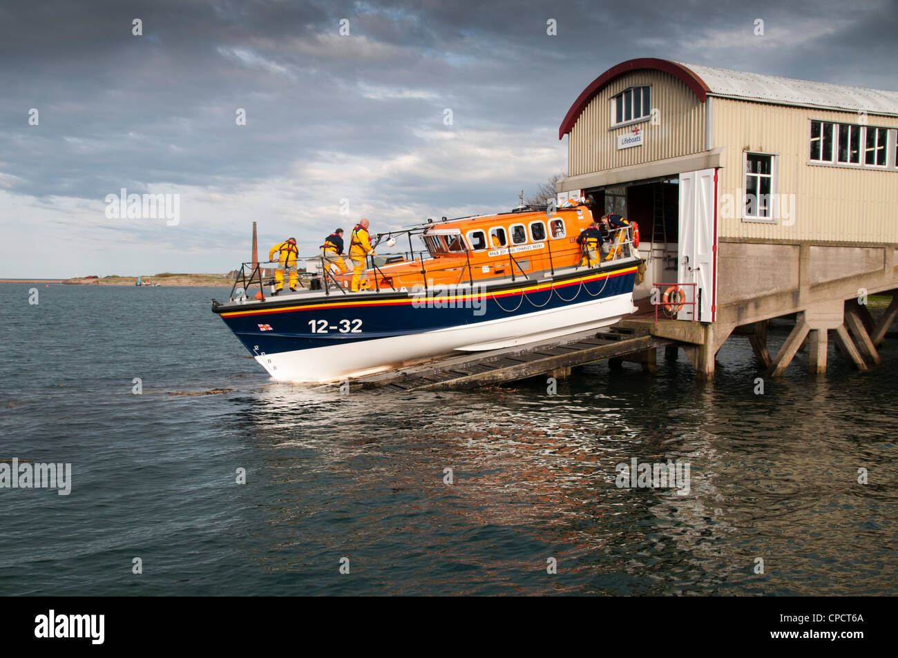 Starten ein Mersey Klasse Rettungsboot aus Berwick Lifeboat Station in der Mündung des Flusses Tweed, Stockfoto