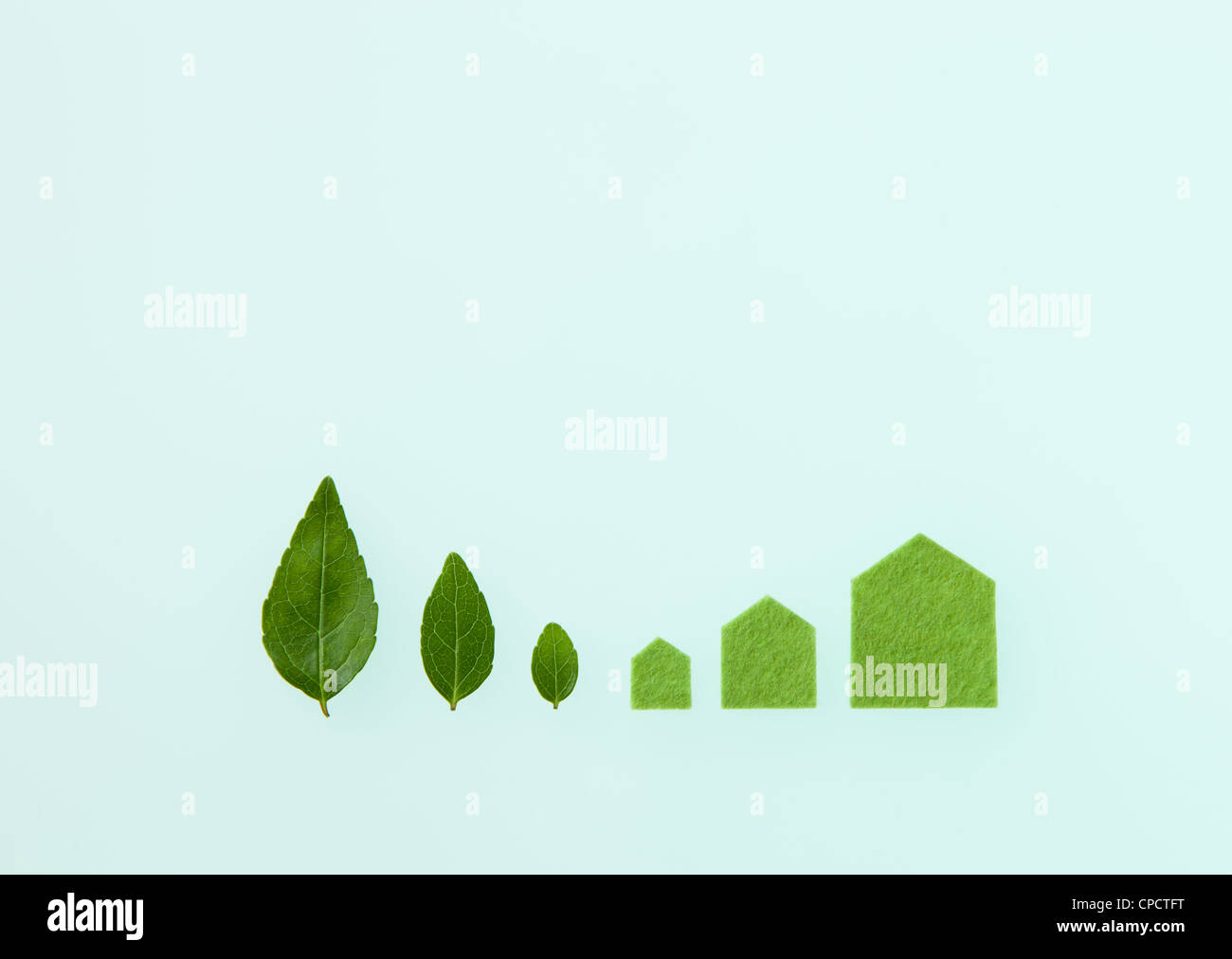 Öko-Häuser und Blätter Stockfoto