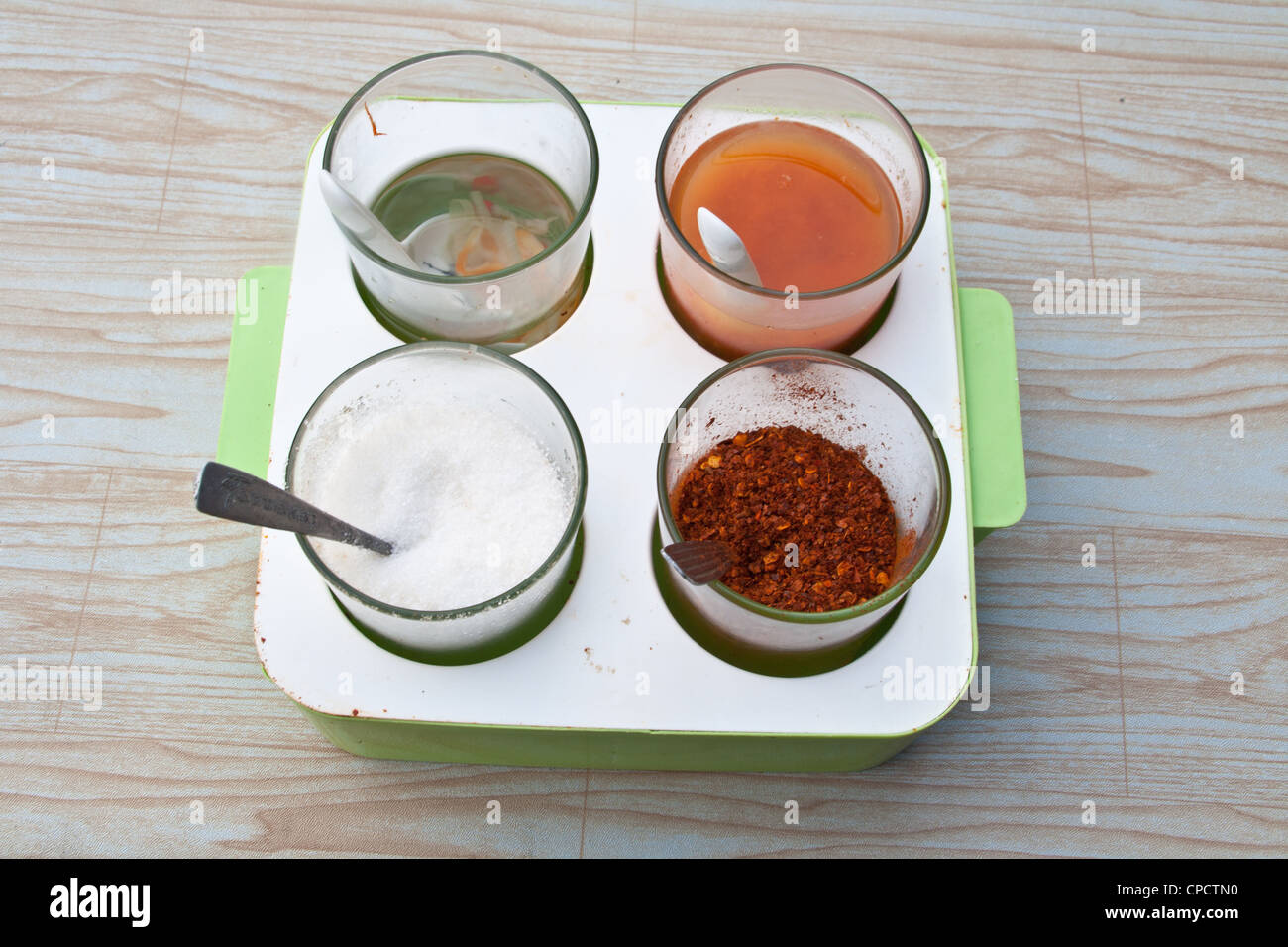 Garnieren von Noodle Thai-Stil. Mit Essig, Cayennepfeffer, Zucker. Stockfoto