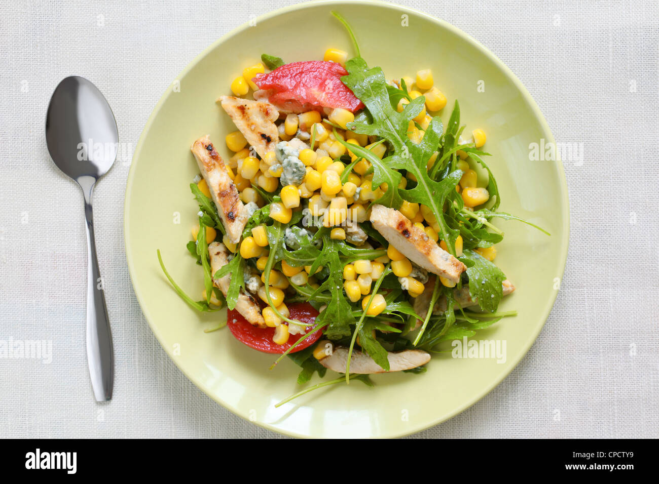 Salat mit gegrilltem Hähnchen Stockfoto