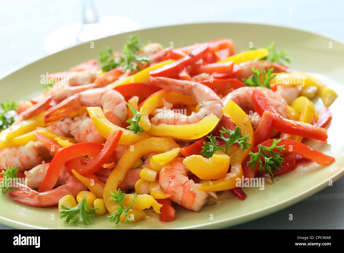 Garnelen Sie mit Paprika und Mais Stockfoto