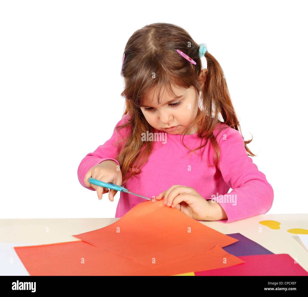 Kleines Kind Mädchen machen einen Ausschnitt mit einer Schere  Stockfotografie - Alamy