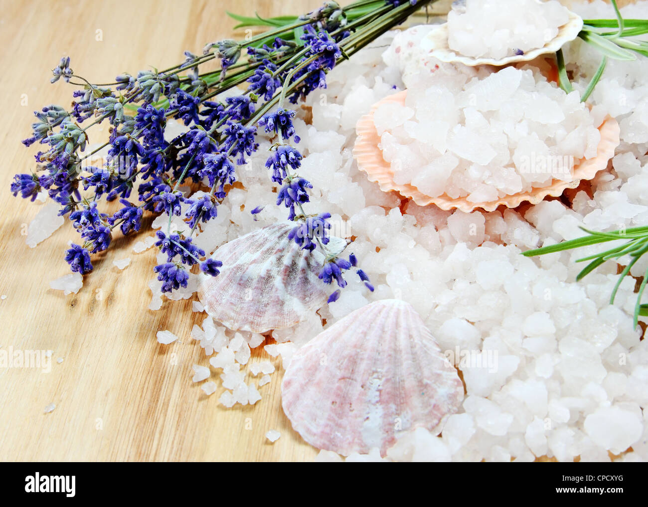 Meersalz in Schalen mit Lavendel Blumen Kräuter Stockfoto