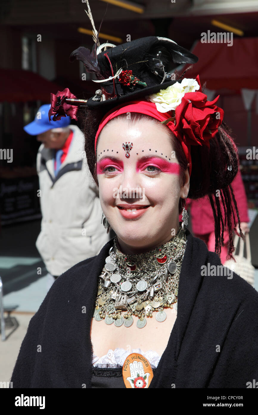 Junge Frau Mitglied der vier hundert Rosen tribal Bellydance Folkgruppe Holmfirth Festivals Folk 2012 Stockfoto