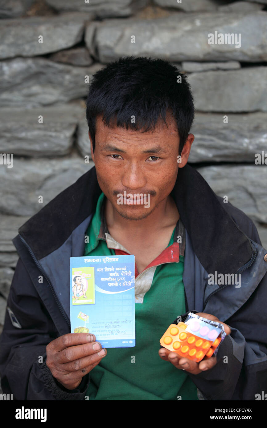Nepali Mann mit der Gesundheitskarte seines Kindes - Nepal Stockfoto