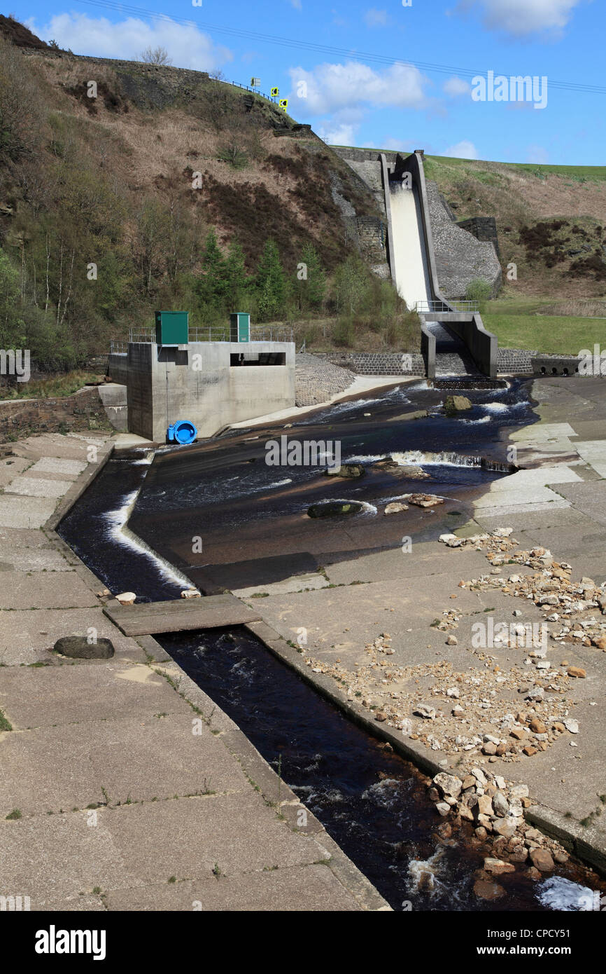 Hochwasserentlastung oder Wehr von Woodhead Torside Reservoir Peak District North Derbyshire England UK Stockfoto